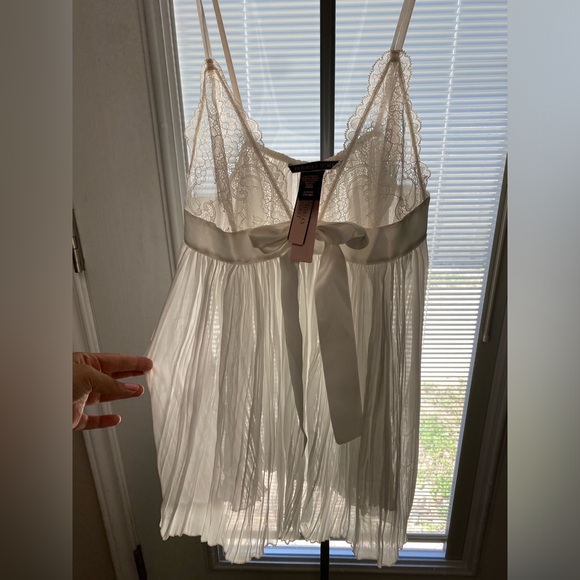 Victoria's Secret || Victoria’s Secret bridal Pleated Lace Babydoll lingerie - Picture 4 of 13